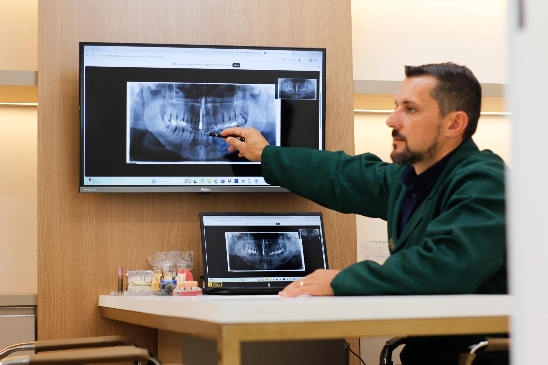 Dr. Roger Costa analisando exame odontológico