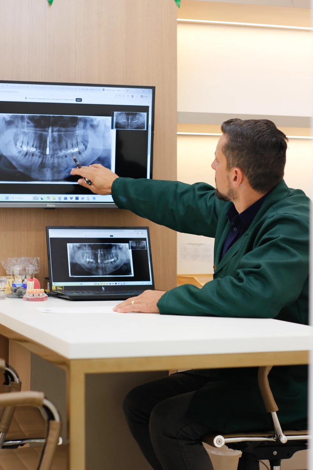 Dr. Roger Costa em planejamento odontológico
